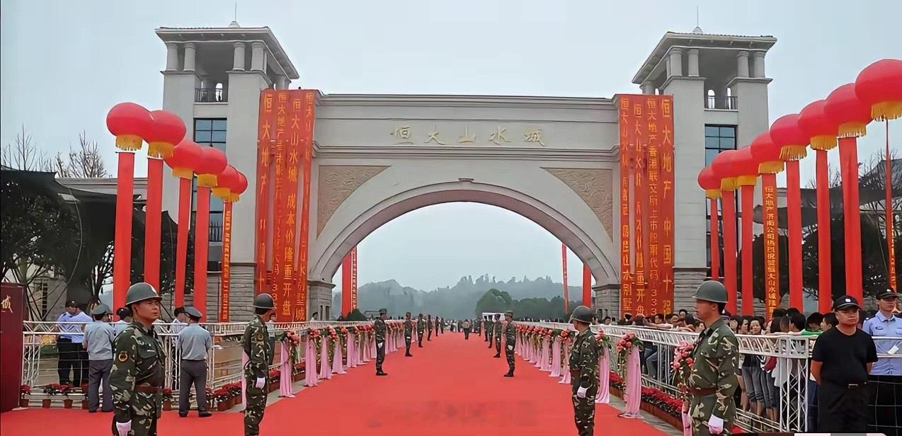 巅峰时期的恒大能有多夸张，仅仅只是盖了一个楼盘的大门而已，许老板就能搞出来这么大