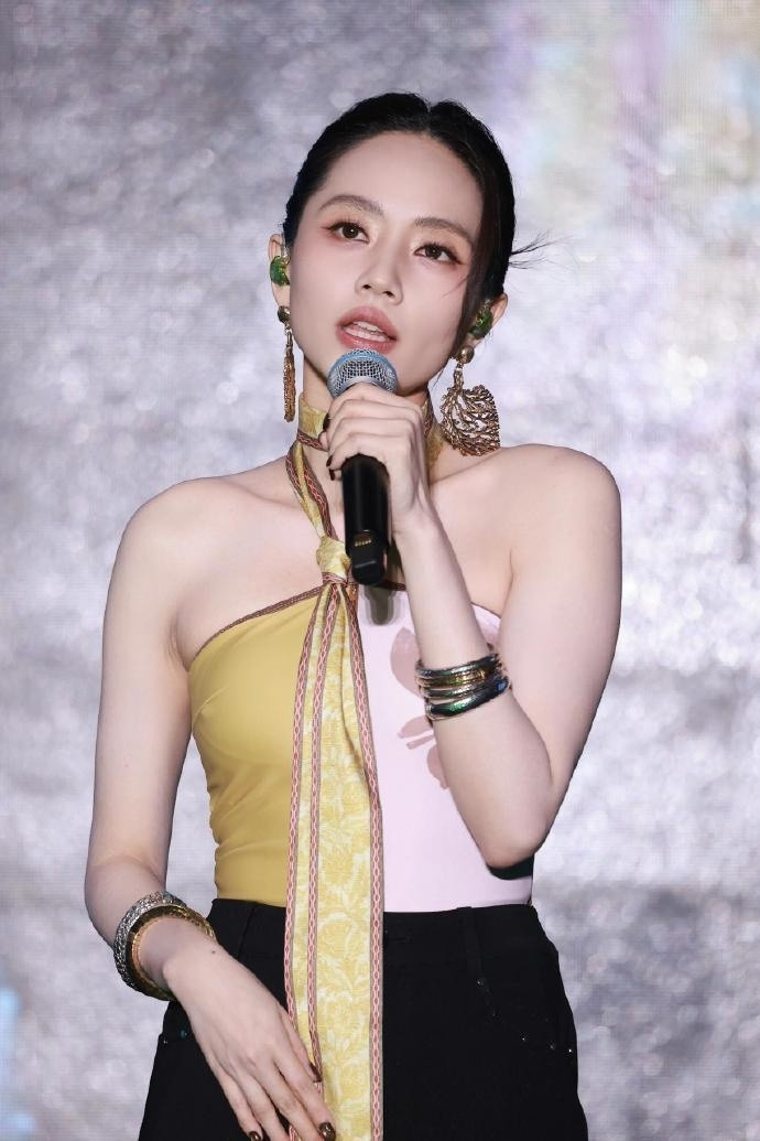 刘惜君这圆润的身材配调皮的表情，还蛮耐看。她这直筒身材算那种类型？