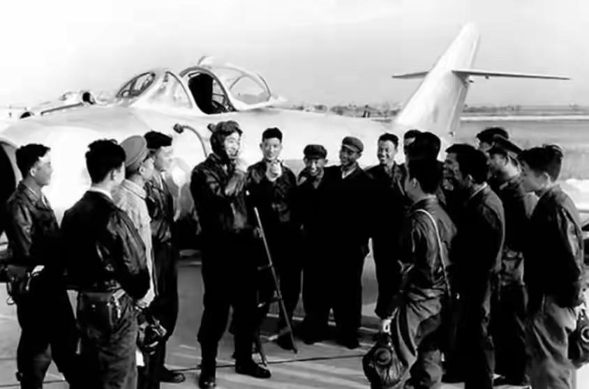 1966年，一架歼-6突然飞向台湾，大队长将其押回机场，飞行员叛逃未遂竟动杀心