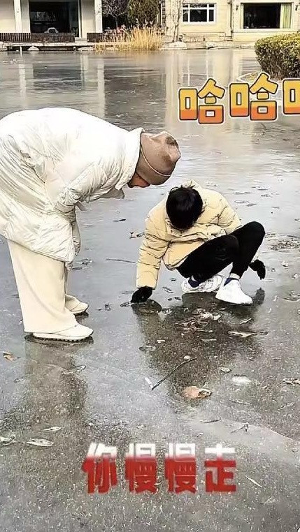 大S俩孩子和张兰逛公园，张兰肉眼可见的疼爱，祖孙三人其乐融融