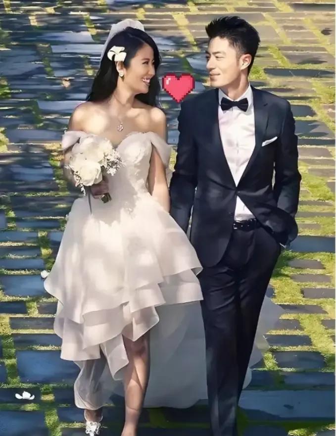 你还信那种大庭广众的甜？我信一个男人弯腰帮妻子夹发夹的那一瞬间。那是最不做作