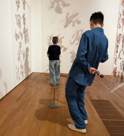 张翰给妈妈拍照太拼了张翰晒照分享和妈妈的日常。张翰妈妈身穿黑色短袖T恤和牛仔长