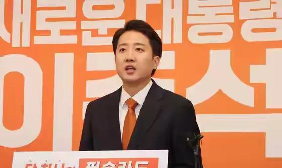 韩国新党总给候选人李俊锡的言语让大家感到非常地震惊。他明确地表示，"投给国民力量