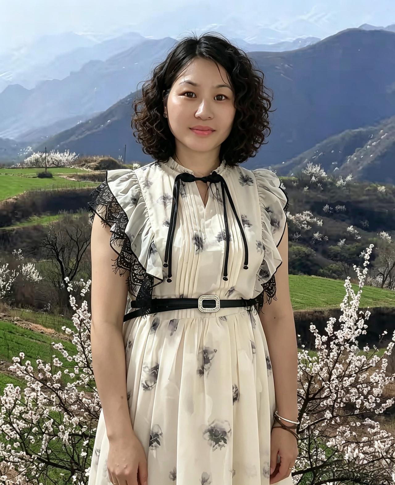 你把春天，穿在了身上米白的裙裾，晕开墨色的花像把一整幅江南的烟雨，揉进了时光