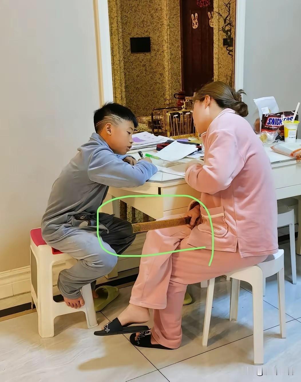 董路足球小将“霸气哥”孟新艺结束欧洲征战已回校，秒变“乖孩子”，妈妈拿戒尺辅导作