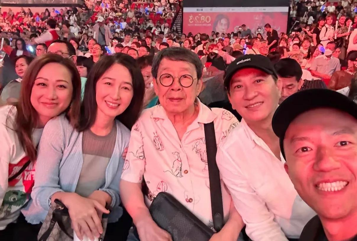 关咏荷梁家辉现身香港红馆看演唱会，这夫妻俩也太显年轻了吧！不得不说，香港人是会保