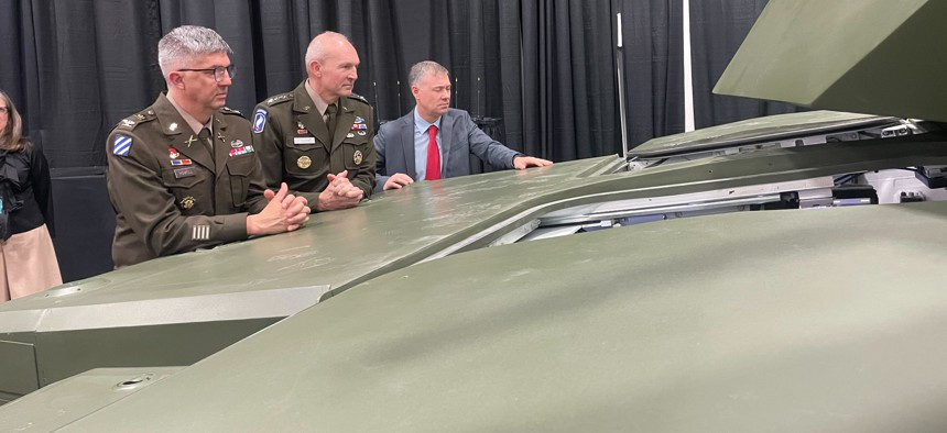 M1E3的对开滑动舱盖