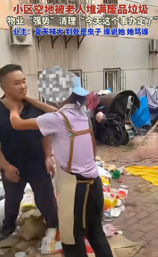 小区不是废品站，这位老人捡垃圾堆满小区空地，由于天气太热，这个地方招来了很多蚊虫