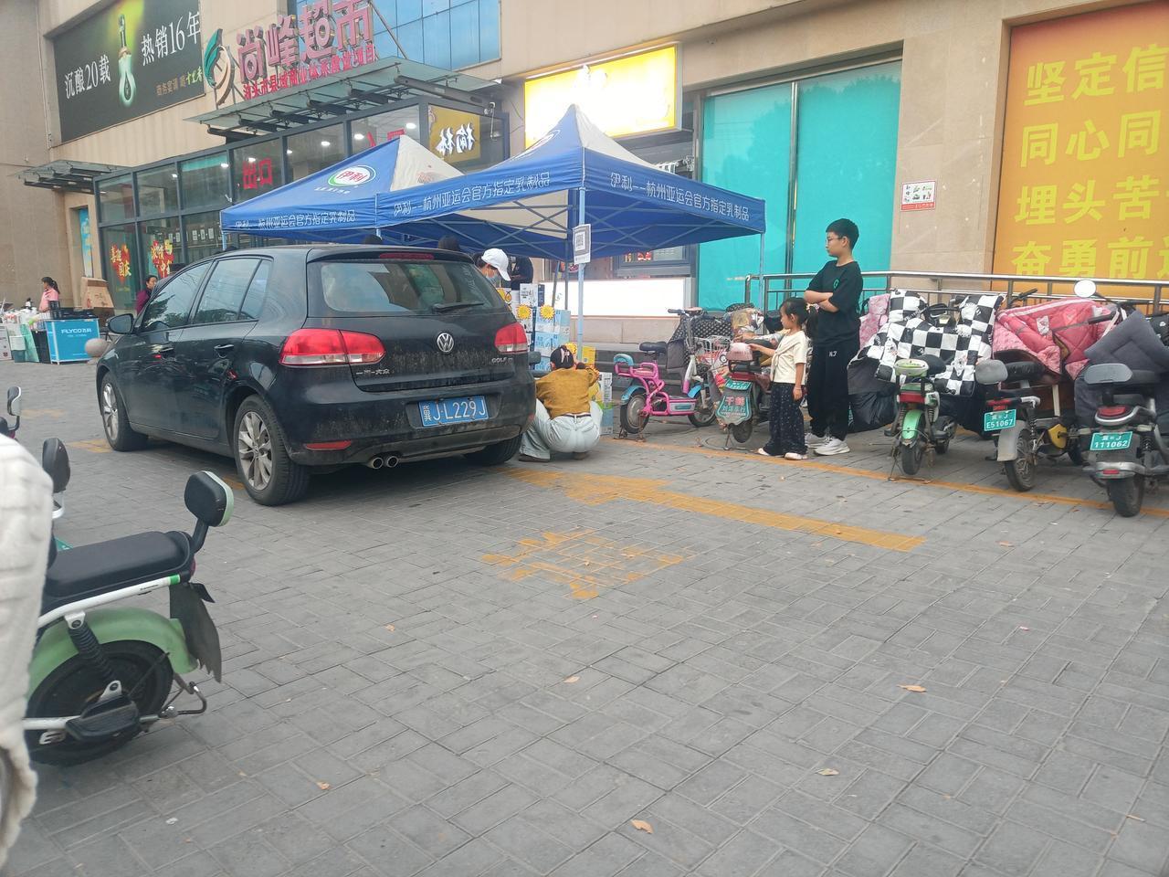 超市门前国道停了一辆黑色高尔夫，以为是司机买东西呢，但是老是不走，就猜着可能有问