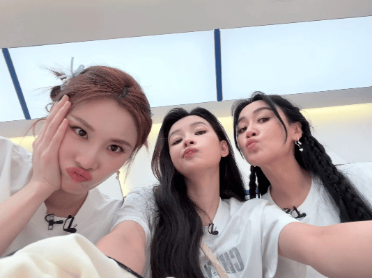 孙怡晒与张慧雯赵子琪合照乘风2026看着孙怡晒出的合照，真的有一种“岁月从不败