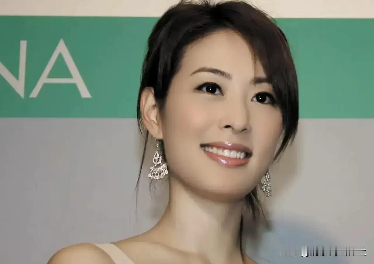 周玉蔻真是毒奇葩！台独民进党中的老女人真的让人大开眼界，那个周玉蔻一个回马枪