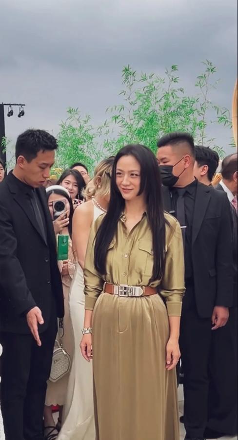汤唯这姐们儿45了还跟小姑娘似的，脸上褶子没见几条，天天搁乡下种菜养鸡，愣是活成
