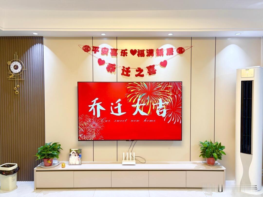 朋友的新房终于可以搬进来入住了，整体的效果还是蛮不错的，很简单也比较时尚，给人的