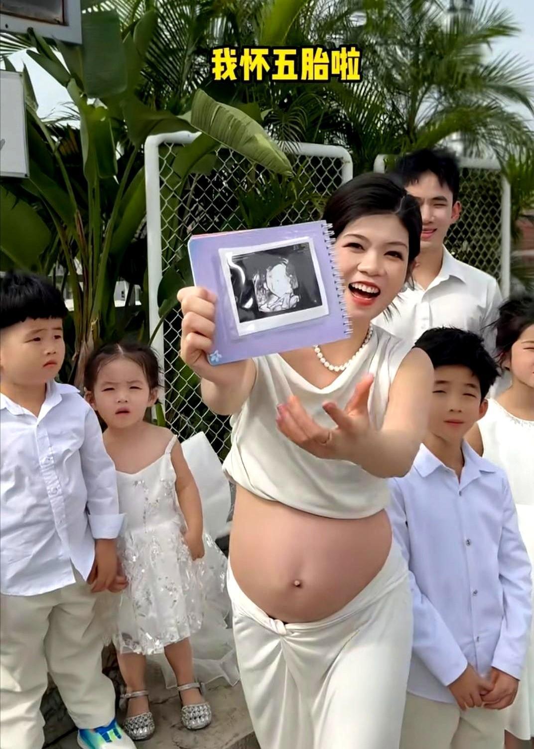 陈三废家第五胎又来了，直播间秒空三万瓶奶粉。三个娃已经干了一年多“直播带货”，