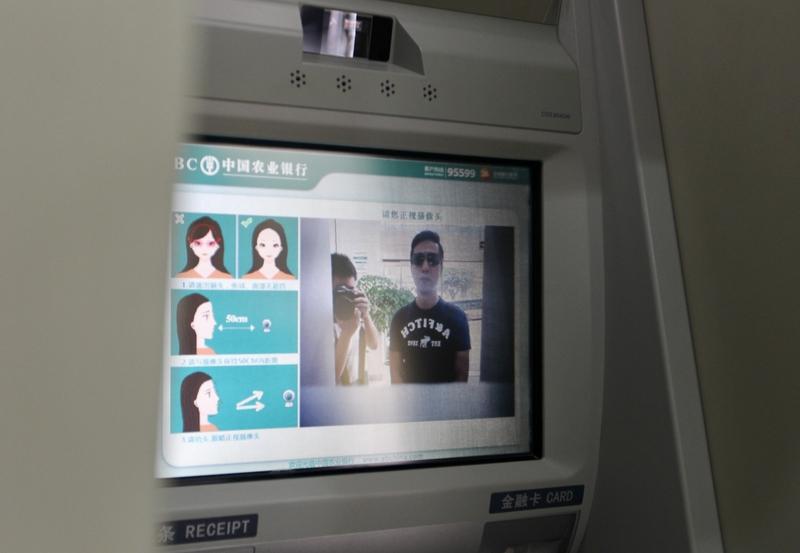 花钱学自媒体靠谱吗？我看悬！如今短视频平台上，“一部手机月入过万”这类“自媒体赚