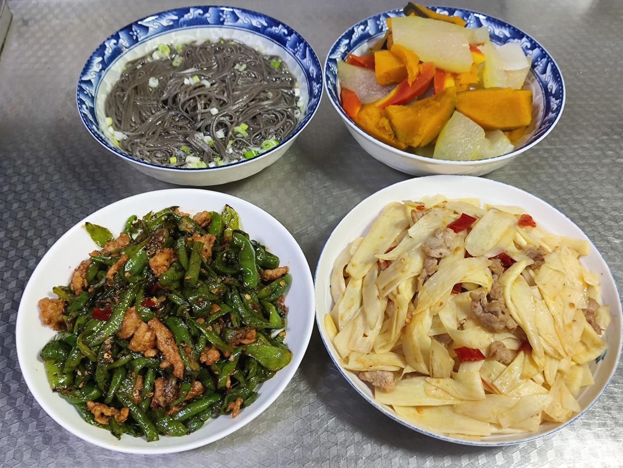 6月29日的家常午餐，青椒炒瘦肉，鲜香可口，十分下饭；脆嫩的茭白炒肉，清爽宜人，