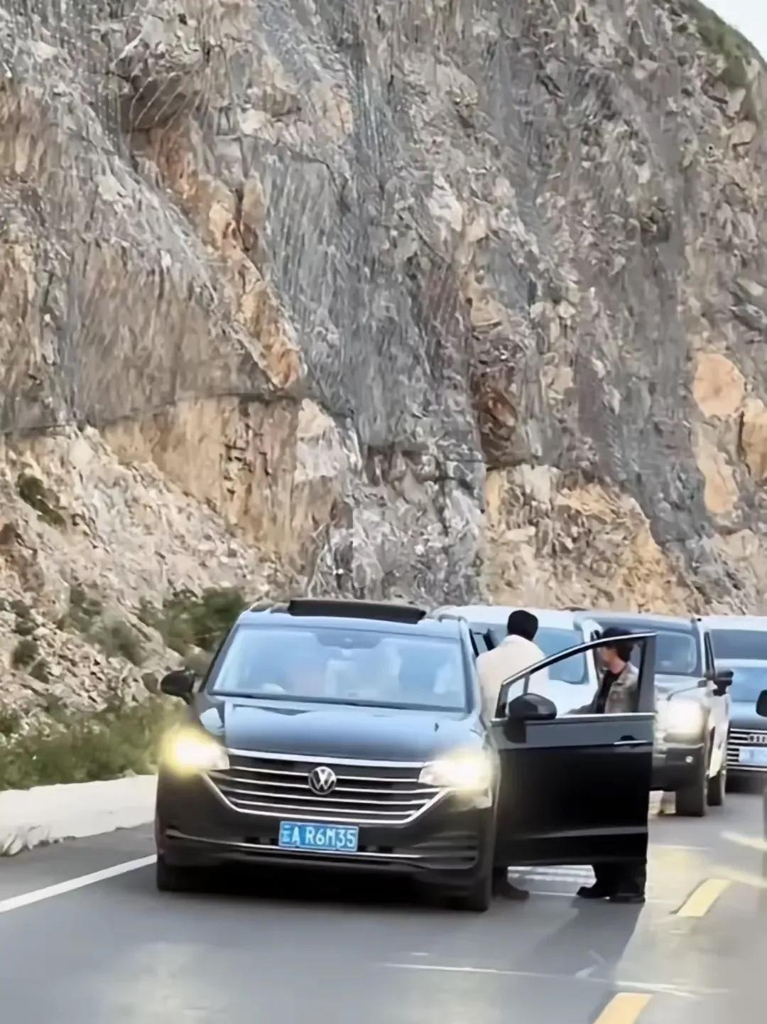 独库公路堵车，黑车故意堵白车。那一天，独库公路上，一辆黑色车辆无端阻挡了