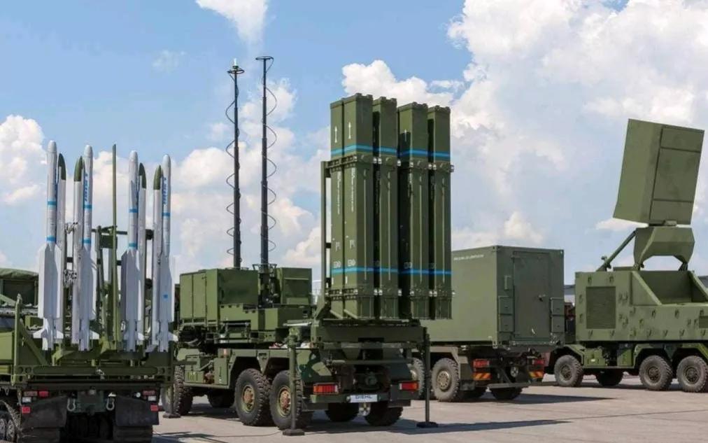 《费加罗报》报道，当地时间17日，一名爱丽舍宫消息人士透露，在马克龙总统和乌克兰