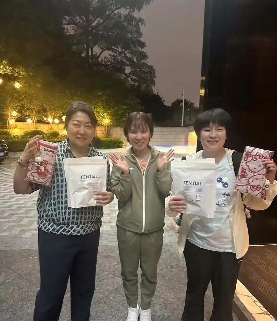 平野美宇在乒超联赛中加盟了深圳大学俱乐部，不仅收获了友爱与球技，还获得了与孙颖莎