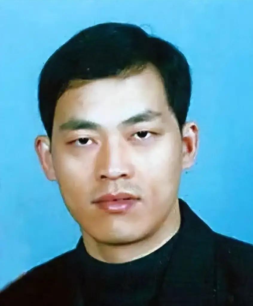 2003年10月，罪犯谢先荣被击毙后痛苦的倒在地上，身上已经失去了生命的体征。法