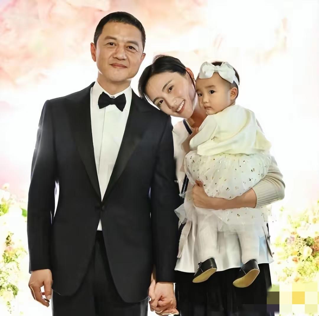 海哈金喜办完离婚手续，她母亲偷偷抹掉眼角的泪，一句“我女儿这命啊，真是苦