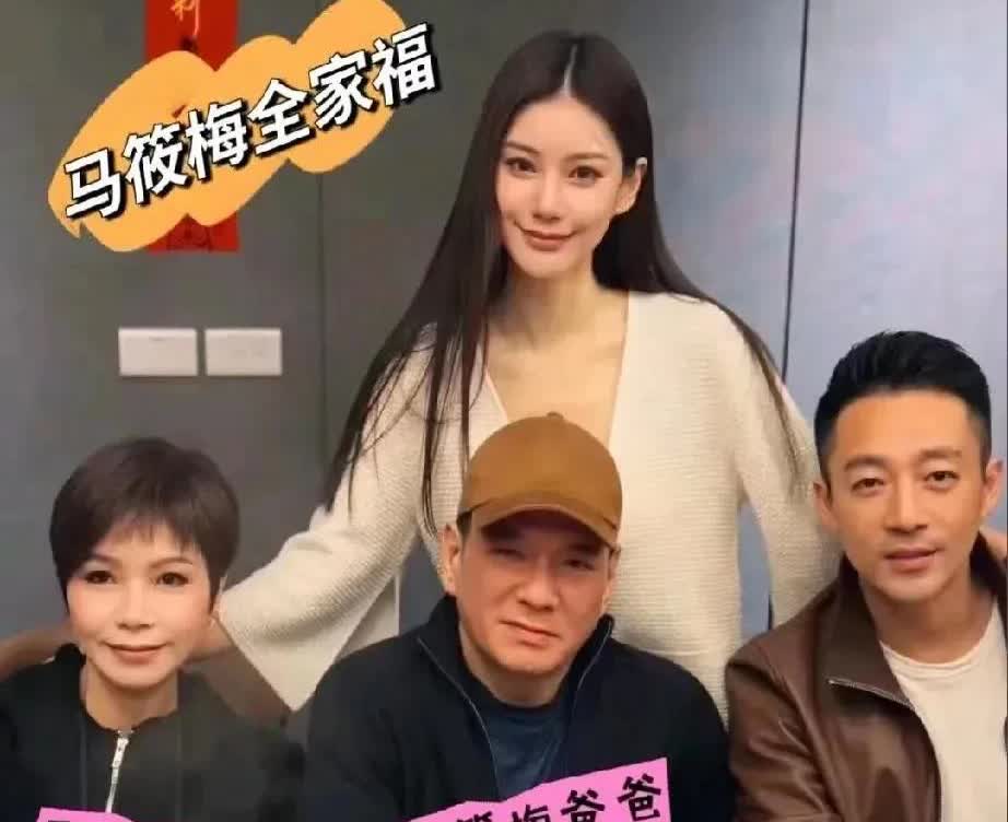 马小梅的母亲会陪着小玥儿、小霖霖聊天，还会拿着营养师提供的膳食食谱，琢磨孩子的口