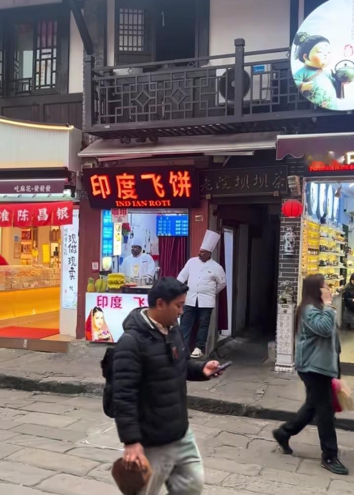 怕你们不正宗，又怕你们太正宗。印度飞饼生意惨淡，两个黑哥们傻眼了。印度飞饼一直