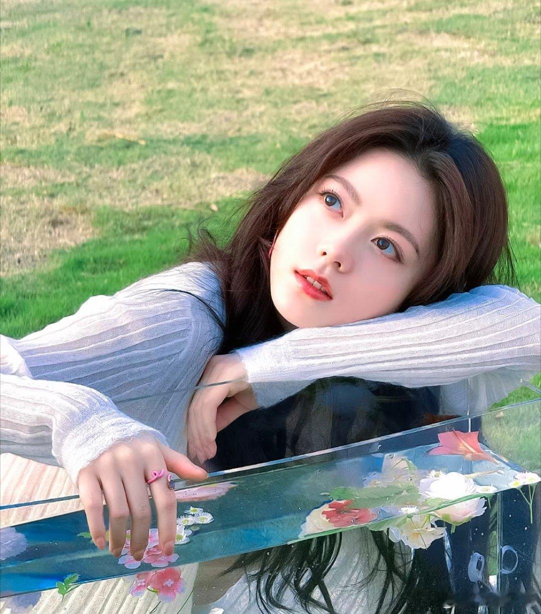 1、朱一龙的粉丝满心热忱,想帮他争取新电影的一番位置,便高调宣传起他两部旧作的票