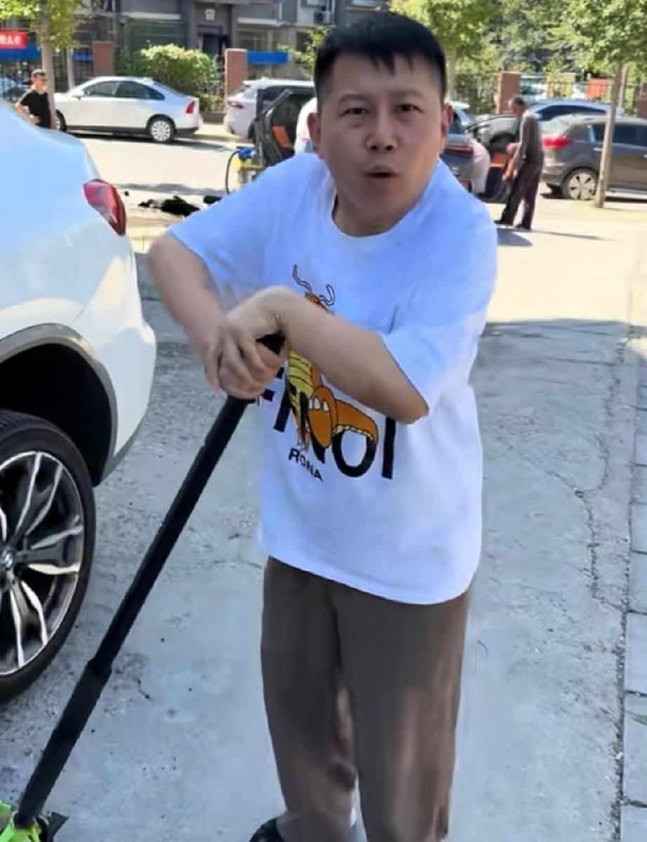 这样的人情商太差，被骂也难免。他走之前郭德纲亲自找他谈心，说你想要什么师父都答应