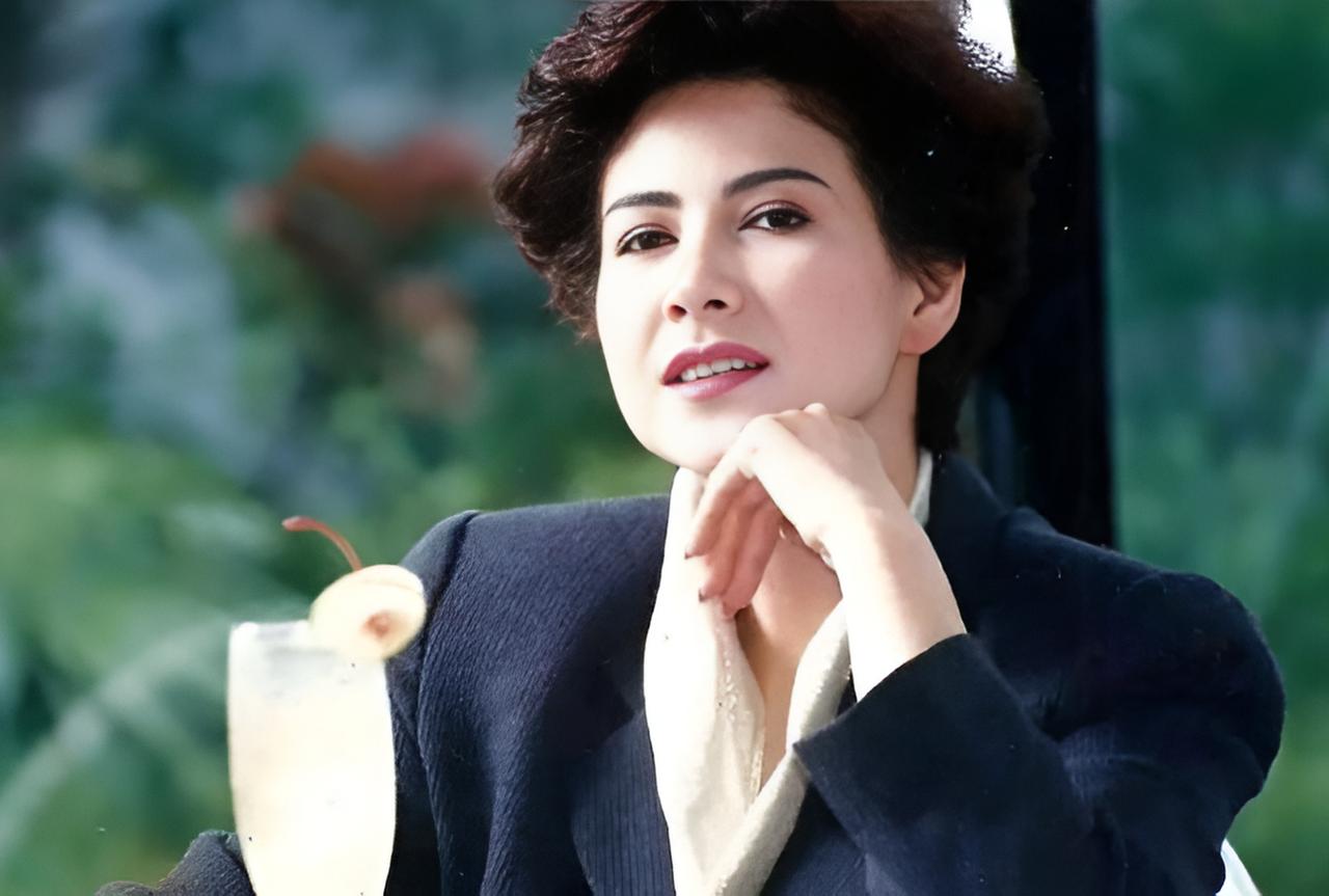 🐰1983年，她的丈夫因车祸身亡，将生命永远定格在了28岁，而她正是