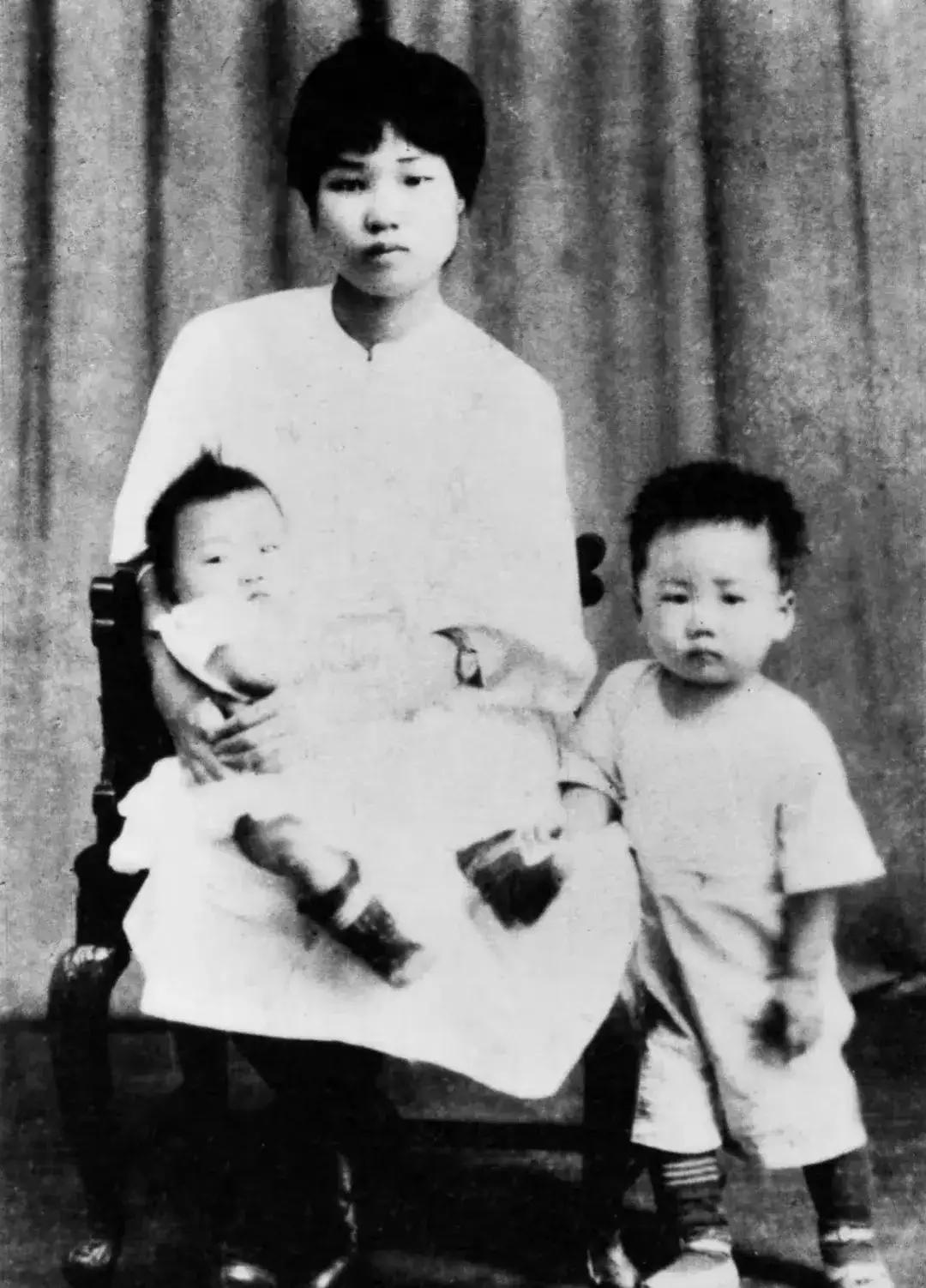 1930年11月14日，杨开慧遇难。葬礼上，3岁的儿子毛岸龙爬上棺材，哭喊着：“