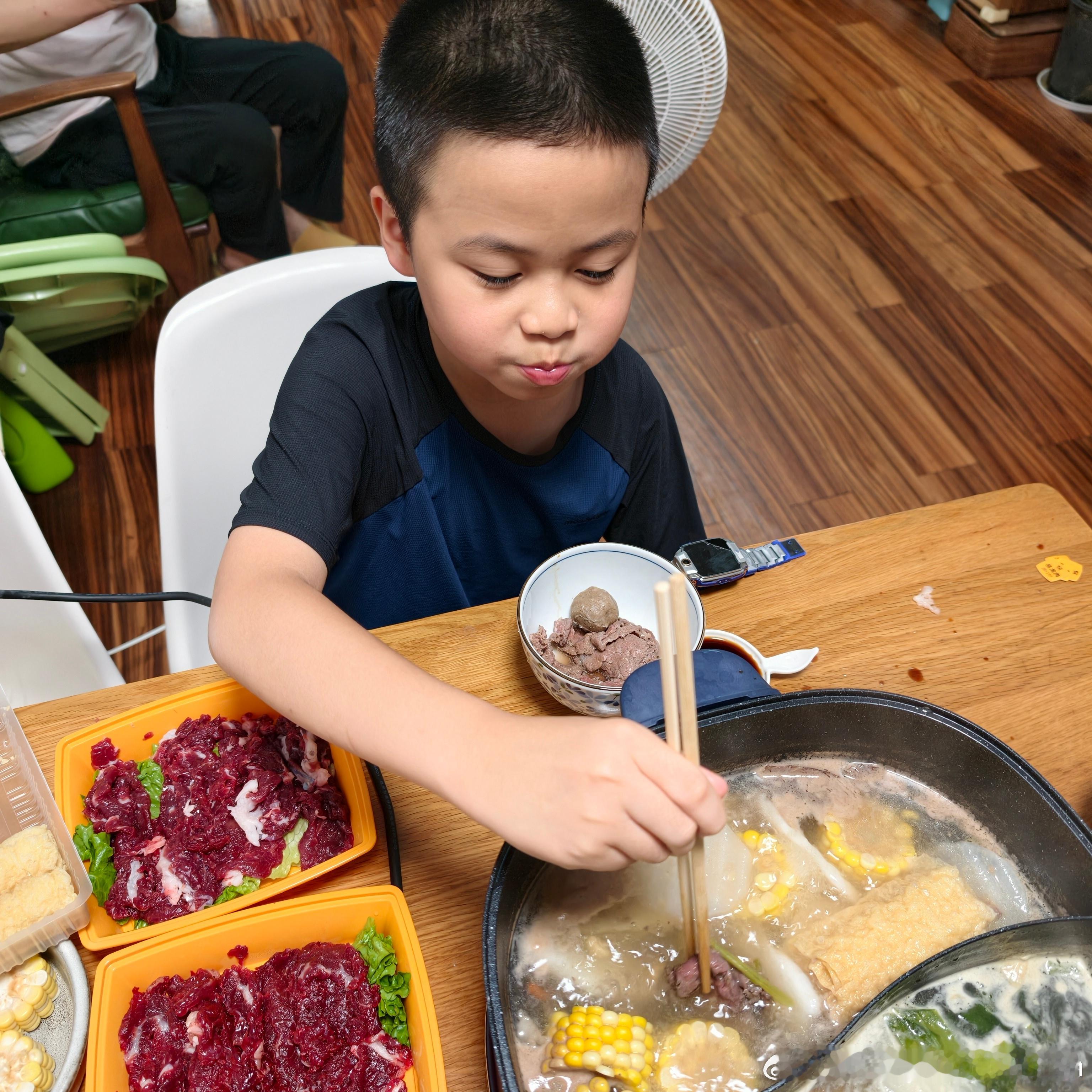 不吃饭的孩子请全部送去游泳，回来可以吃下一头牛！​​​