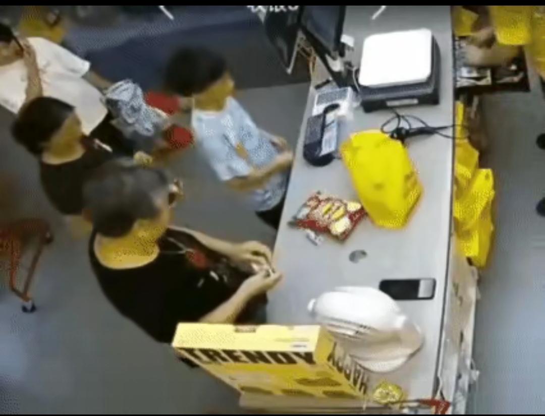 真是火大！在超市里发生的这一幕，越想越来气！一个大妈居然在收银台上，偷了一位