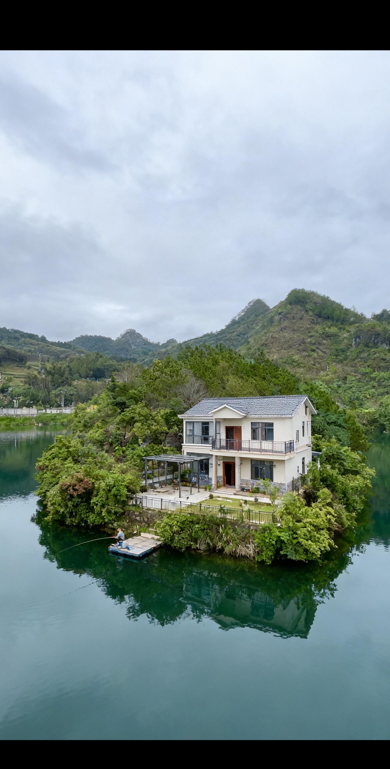 城里的、瘾钓鱼的、凑过来看看，如果在这环境、给你这一套房子让你放弃城里一切（包括