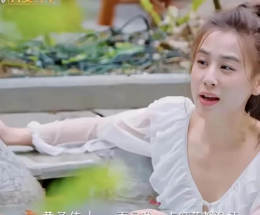 黄圣依属于娱乐圈中少有的生孩子不卖惨，不需要婆家以及大众同情的女明星了。很多女明
