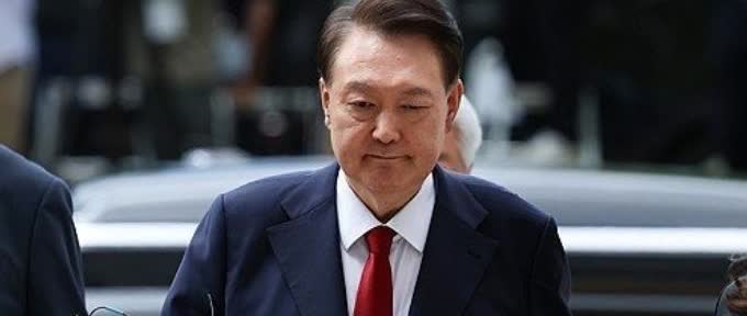 不怕被车压了嘴你不得不佩服尹锡悦。如果他能向韩国司法部门投降，那就太无聊