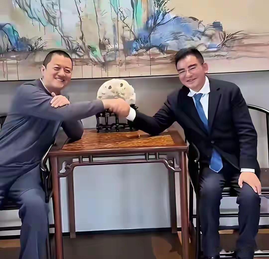 李亚鹏去了宿迁，陈光标没提钱，两人只在家门口合了张影。这事没上热搜，但朋友圈传