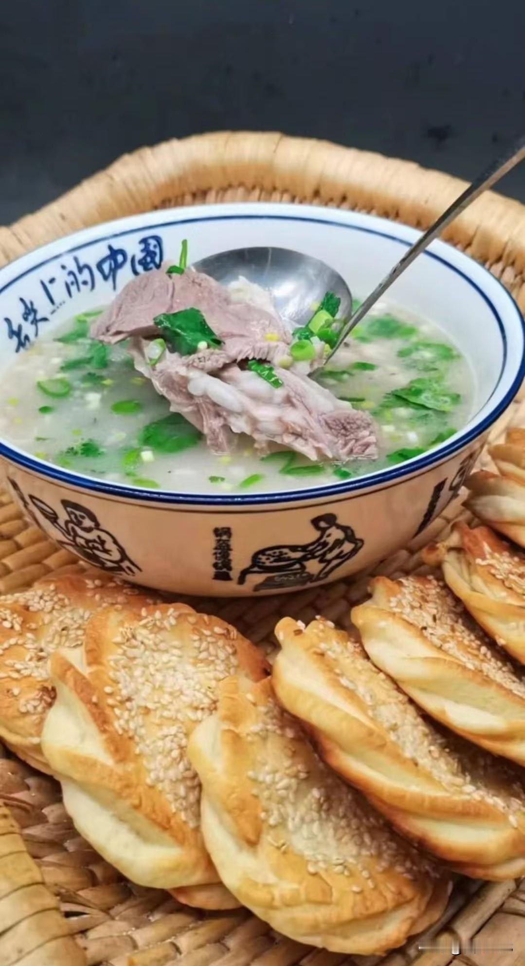 哪里的羊肉汤最好喝山东单县羊肉汤最好喝，汤白而不腻，鲜美可口！