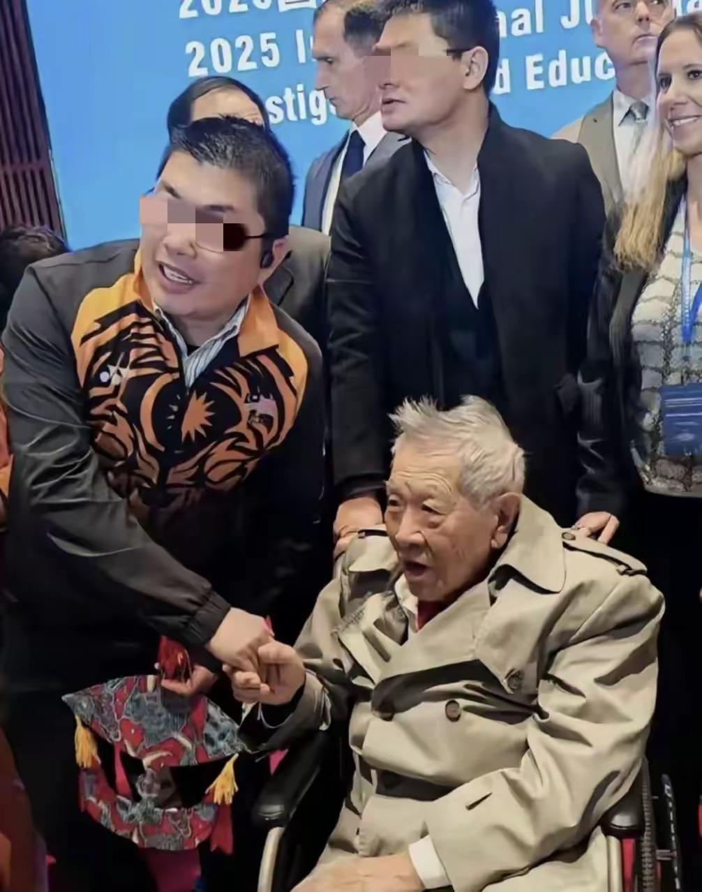 神探李昌钰最后露面在2025年11月，坐轮椅出席活动暴瘦30斤。87岁的他，看