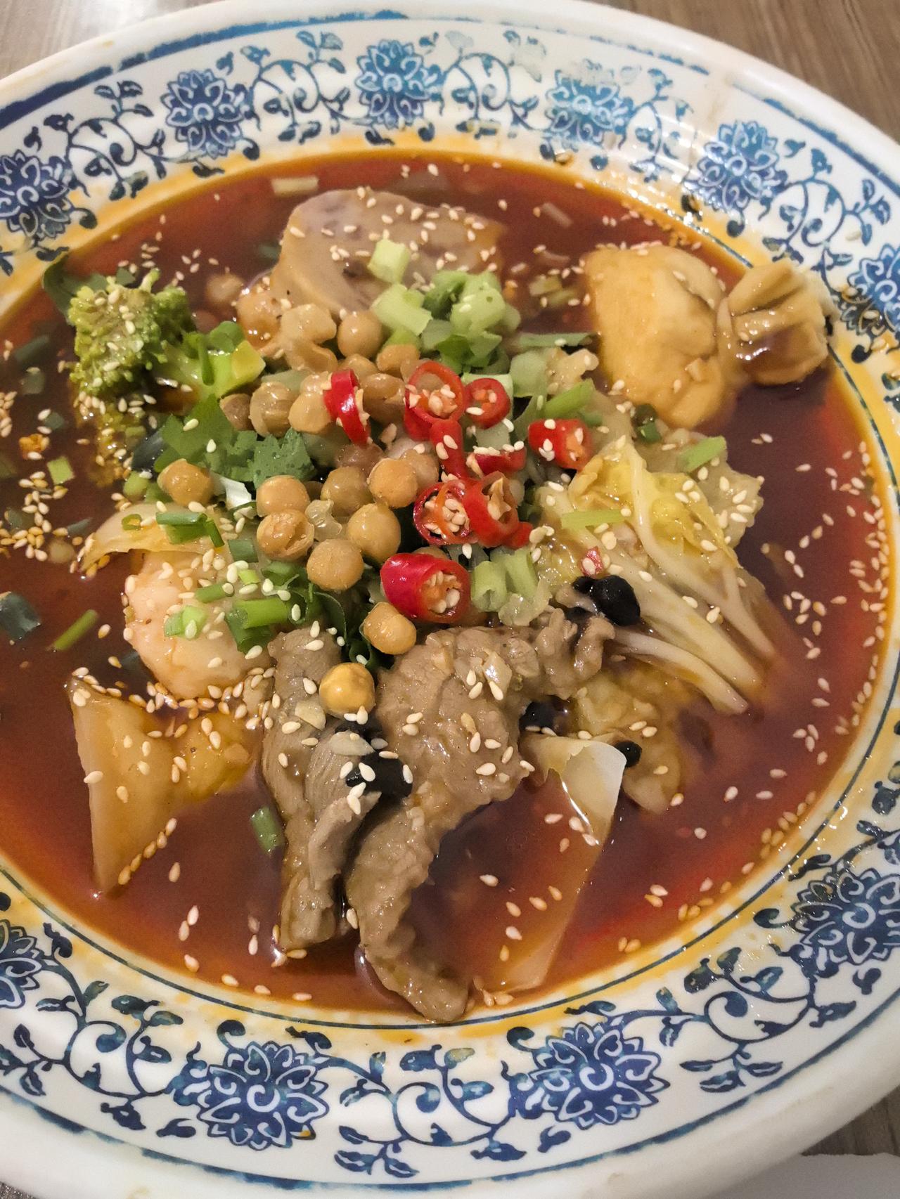 藏在华西医院旁的一条小街——利民巷的顶级冒菜。[红脸笑]美食成都探店