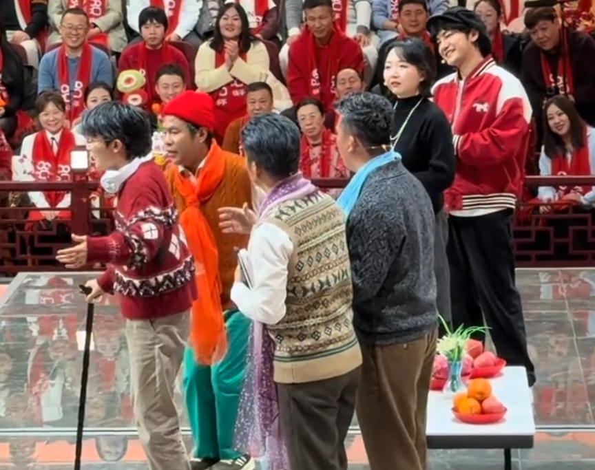 周深去辽宁卫视录春晚，与宋小宝、杨树林、文松、蒋龙、李嘉琦搭档，表演了小品！