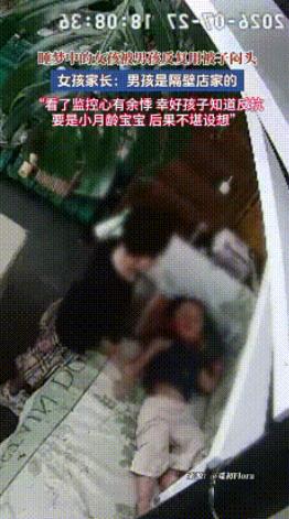 小小年纪就这么坏，贵州贵阳，一个小女孩在自家店里睡觉，父母做事情，而隔壁的男孩独