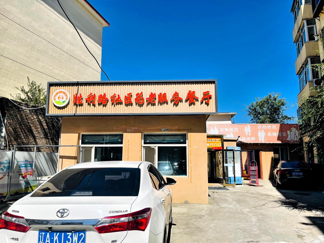这两年，我老家小区附近也开设了老年饭堂。65岁以上的老人，每餐只需10元，就能享