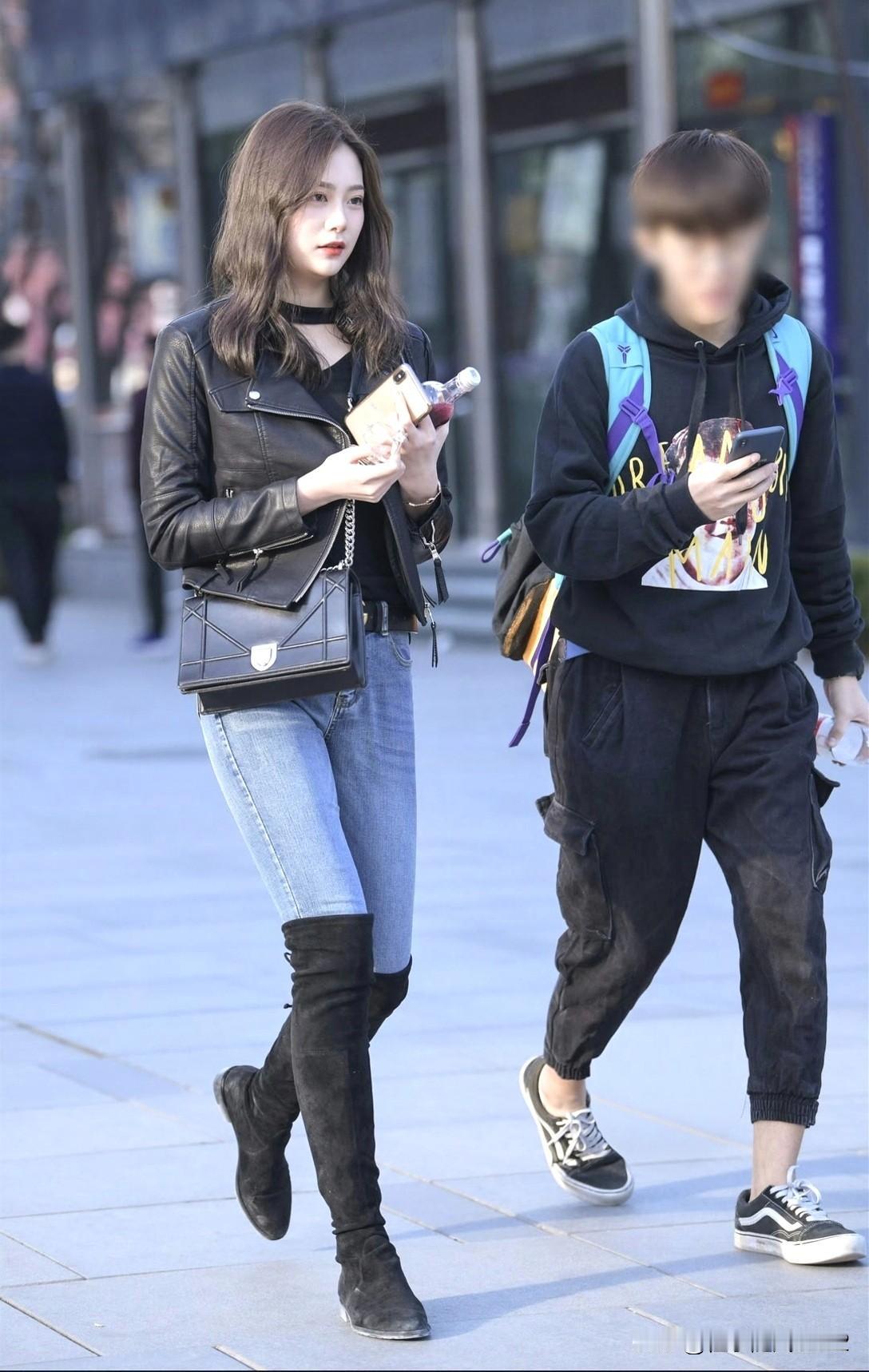 都市街头时尚：皮夹克+牛仔裤+高筒靴，青春与酷感并存