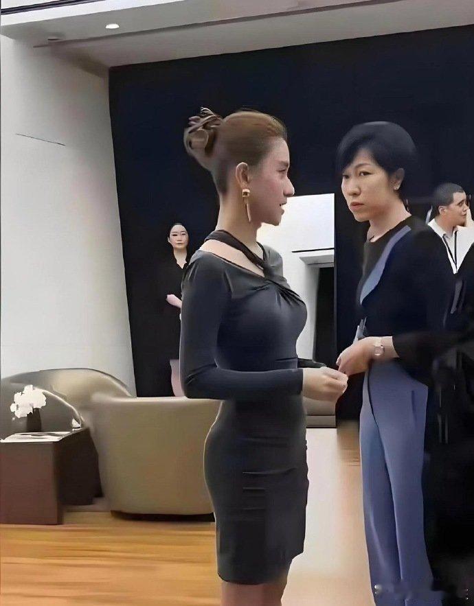 何超莲真人就长这样，没网上传的那么美