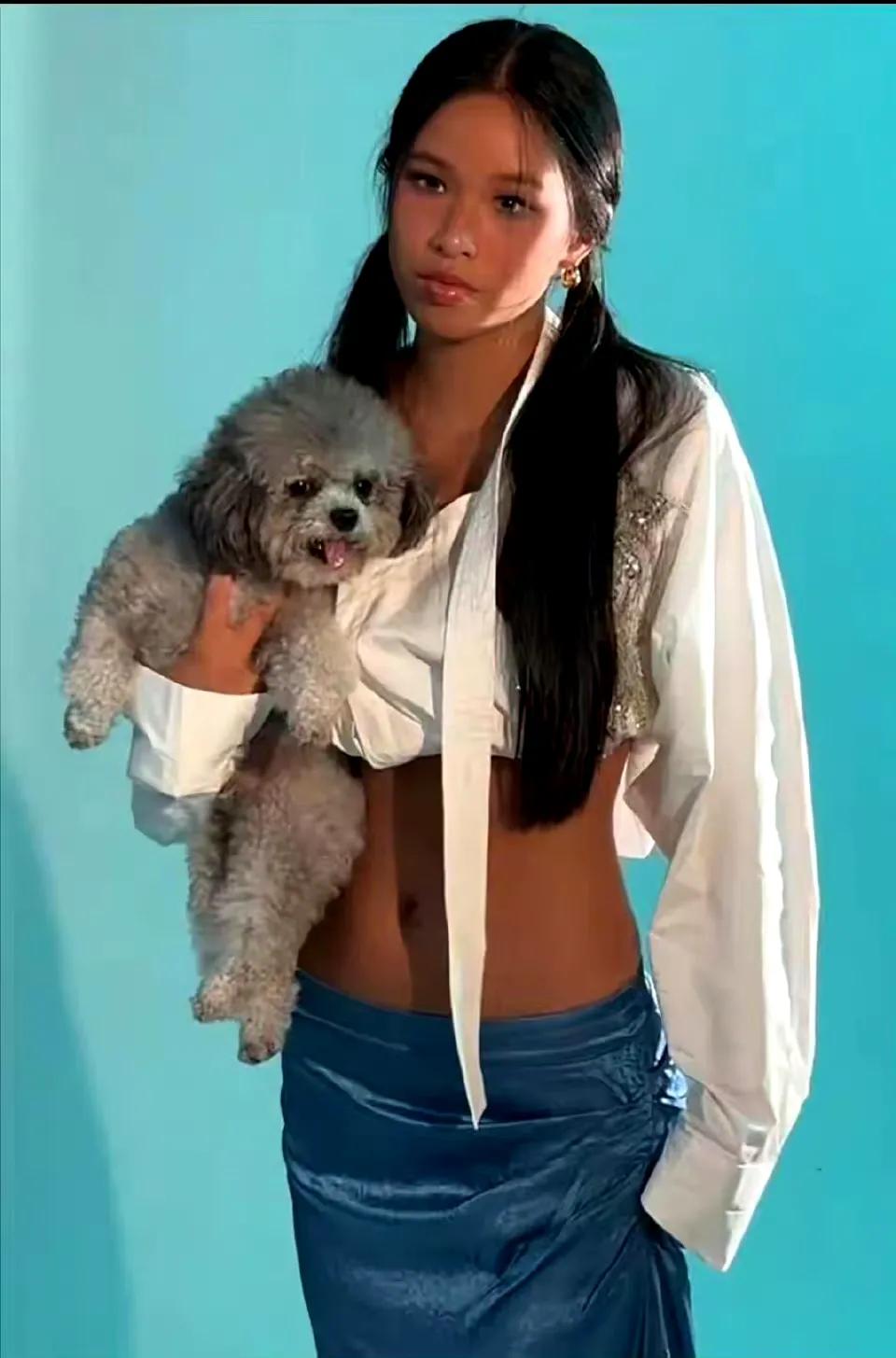 张庭白得发光，她女儿为啥这么黑