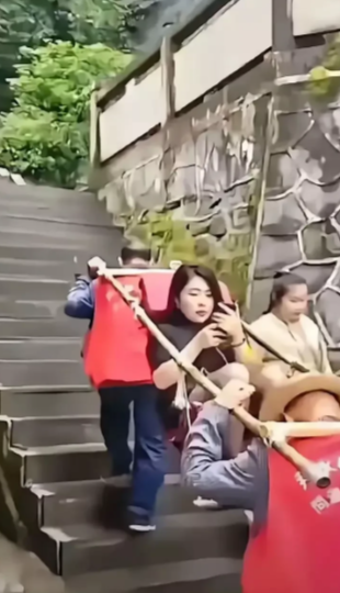 “太尴尬了”有一名男子跟家人到某景区游玩，看到一名年轻女子雇了两名轿夫把她抬上山