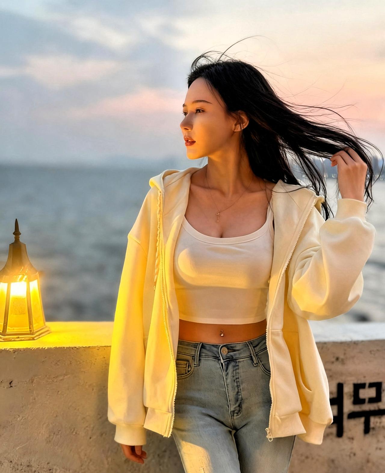 青春合集1️⃣4️⃣晚潮揉碎了落日的橘，海风裹着咸湿的温柔漫过肩头。暖黄灯盏把