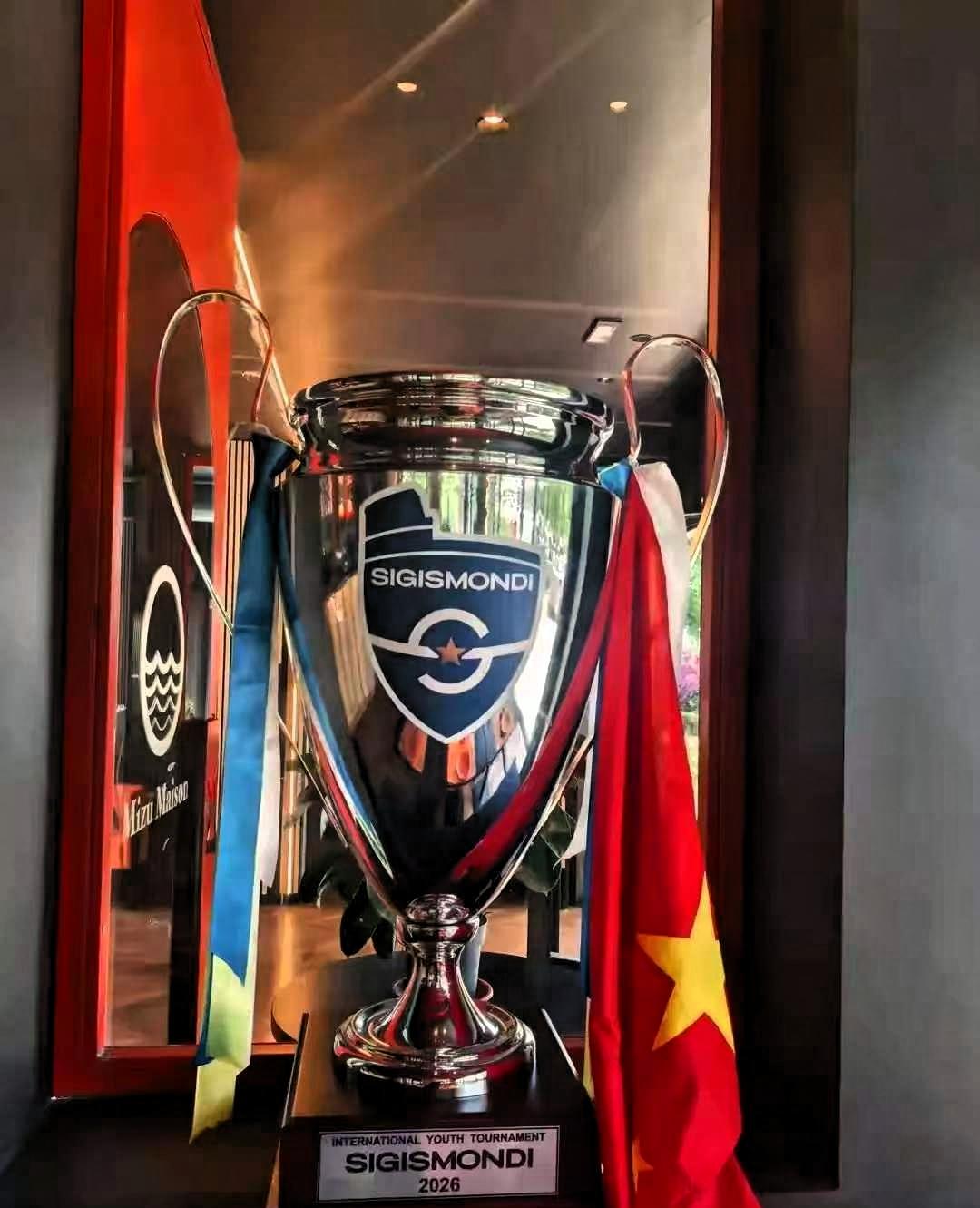 中国一小学生足球队在意大利夺冠，结果奖杯没带回国，留在了一家罗马中餐厅的柜台上。