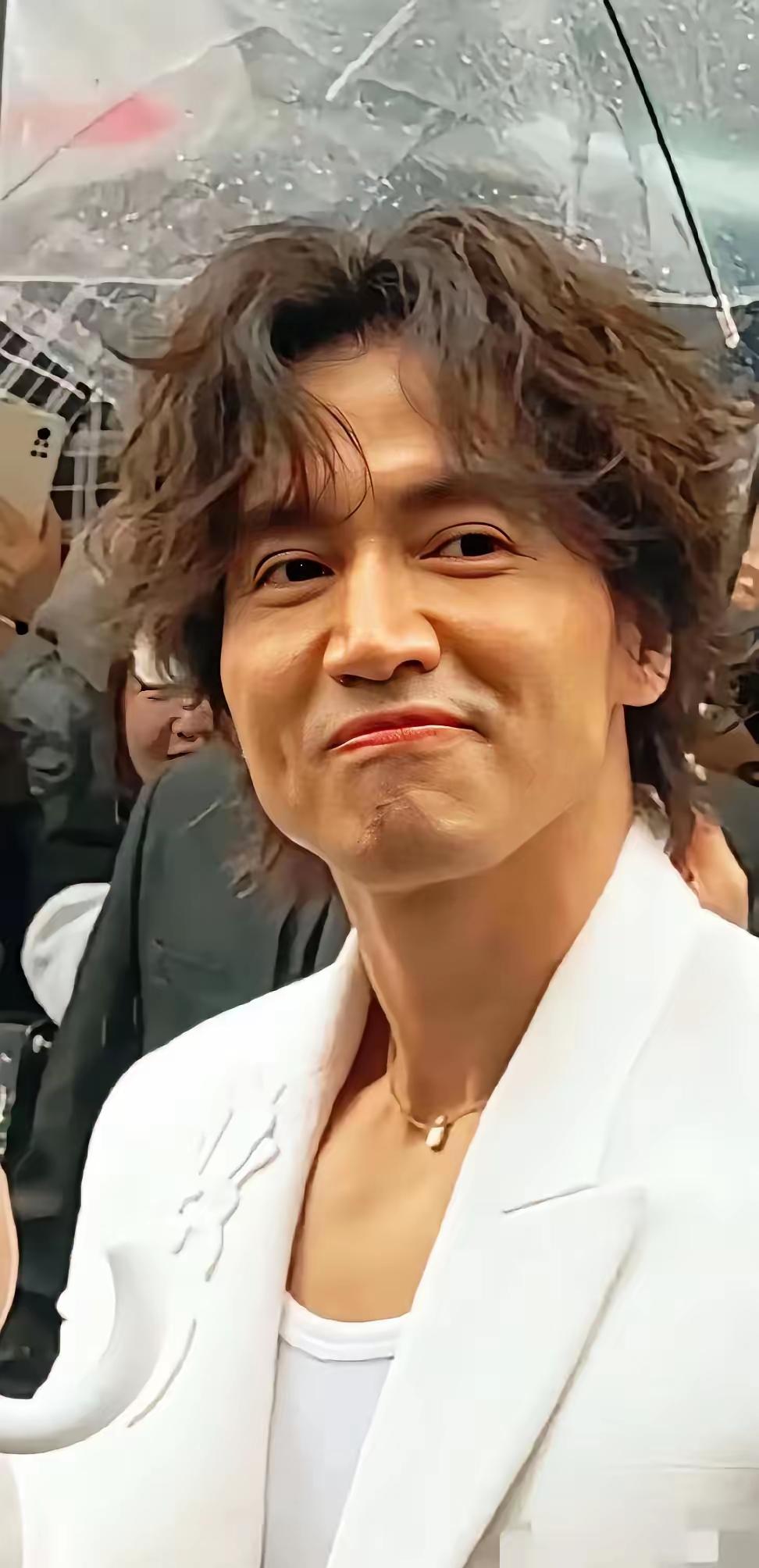 言承旭南京德基那组图，这两天刷爆了朋友圈。有人拿着他广告里的精修图对比，说